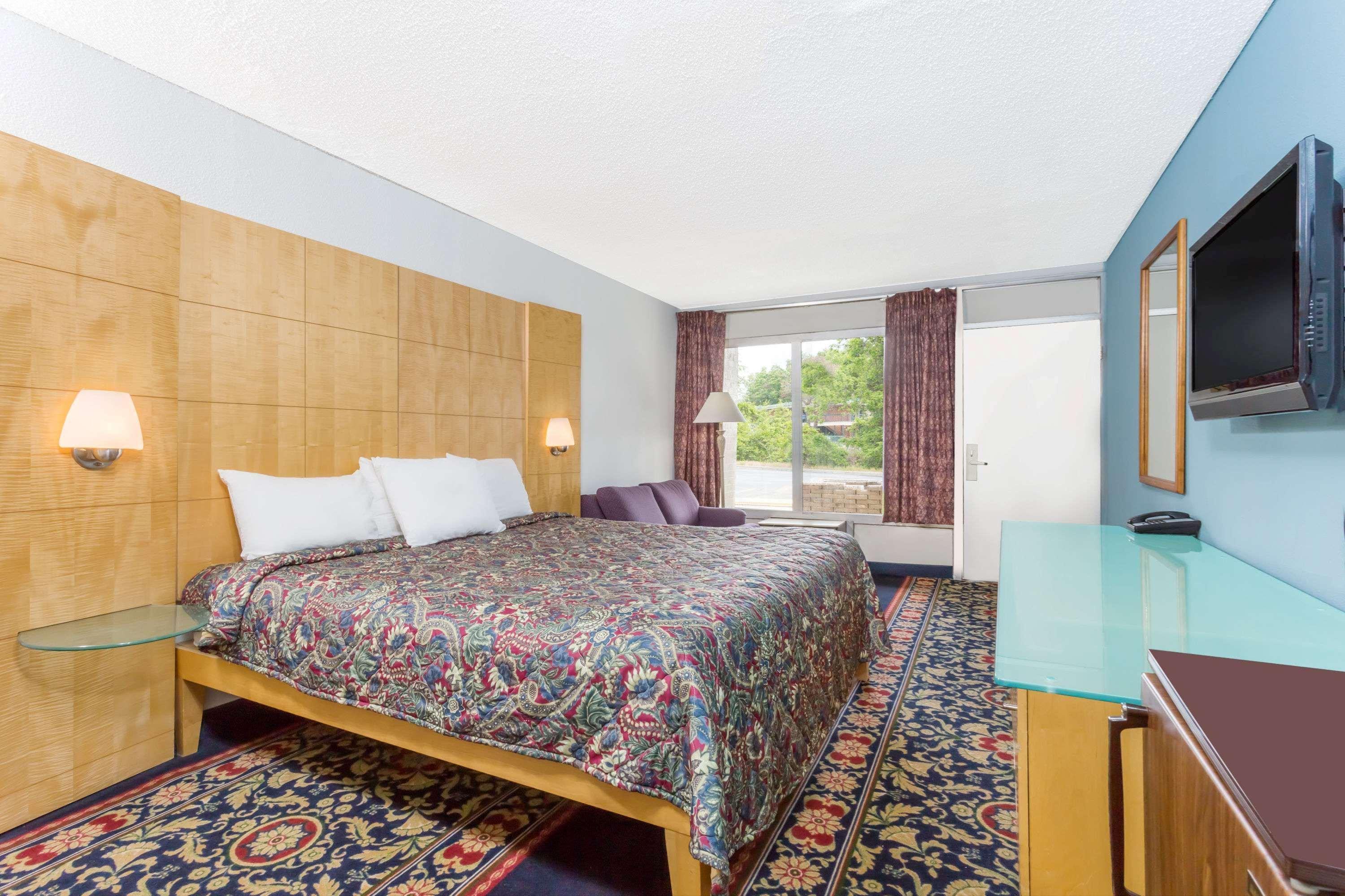 Days Inn By Wyndham Greensboro Airport Eksteriør bilde