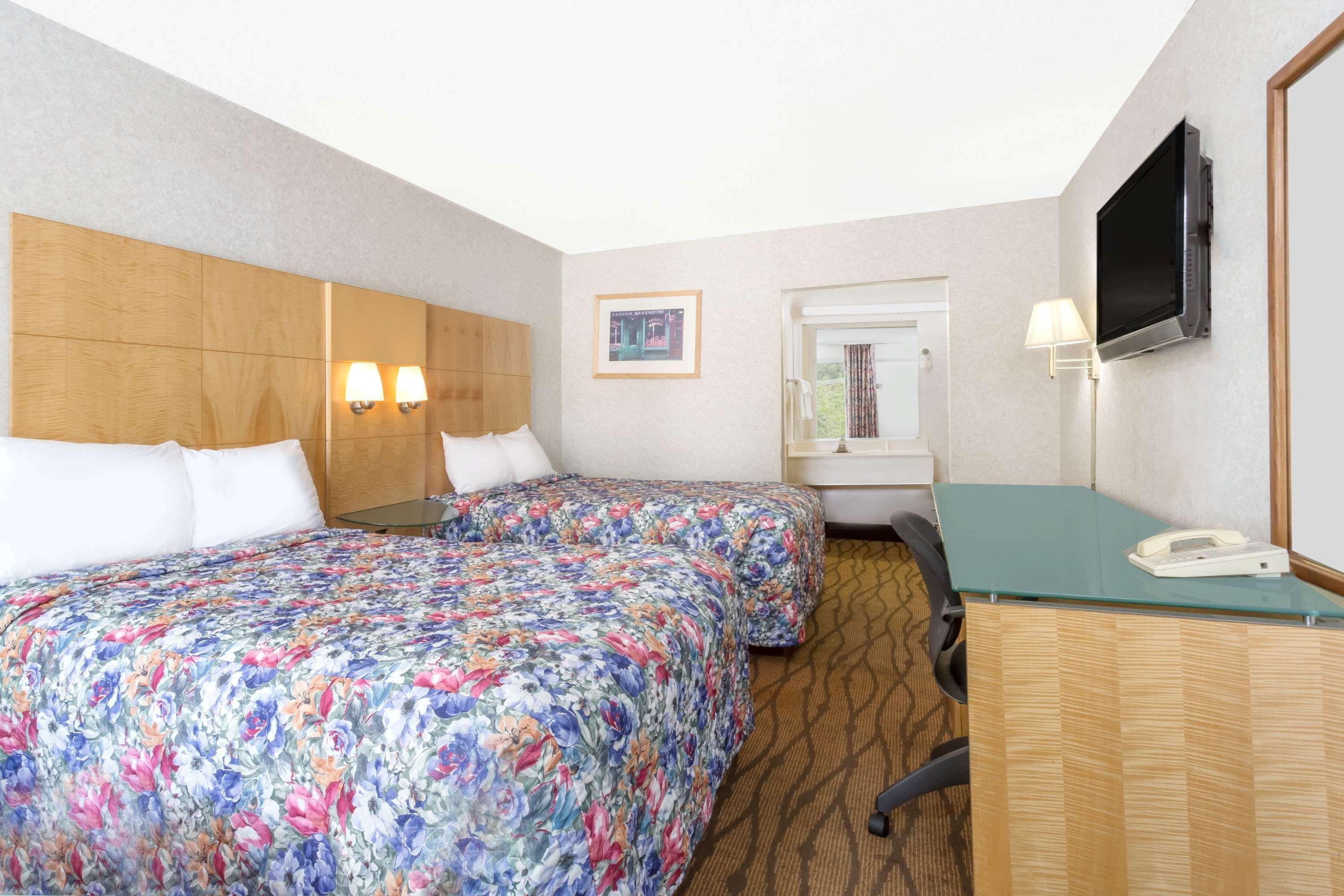 Days Inn By Wyndham Greensboro Airport Eksteriør bilde