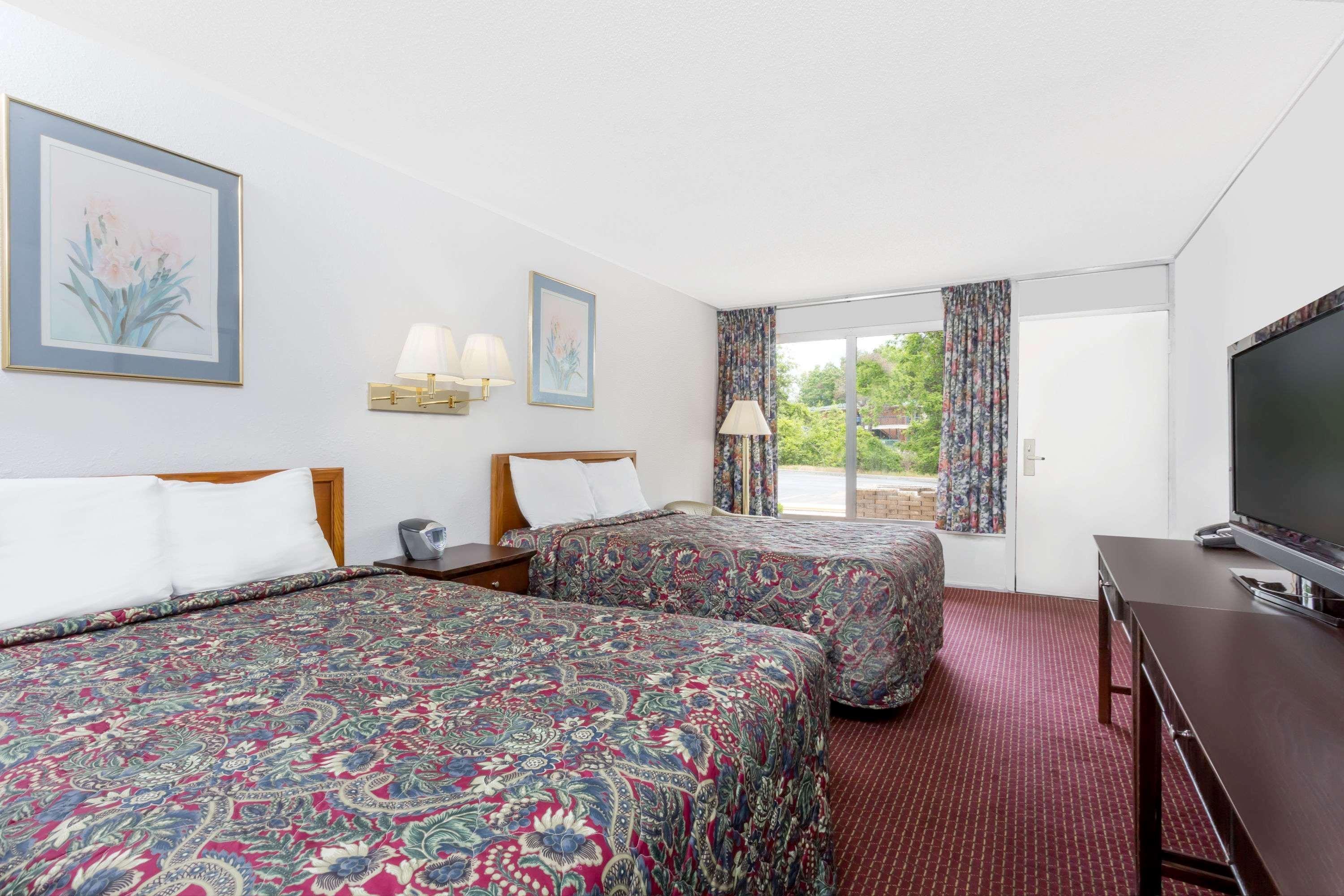 Days Inn By Wyndham Greensboro Airport Eksteriør bilde