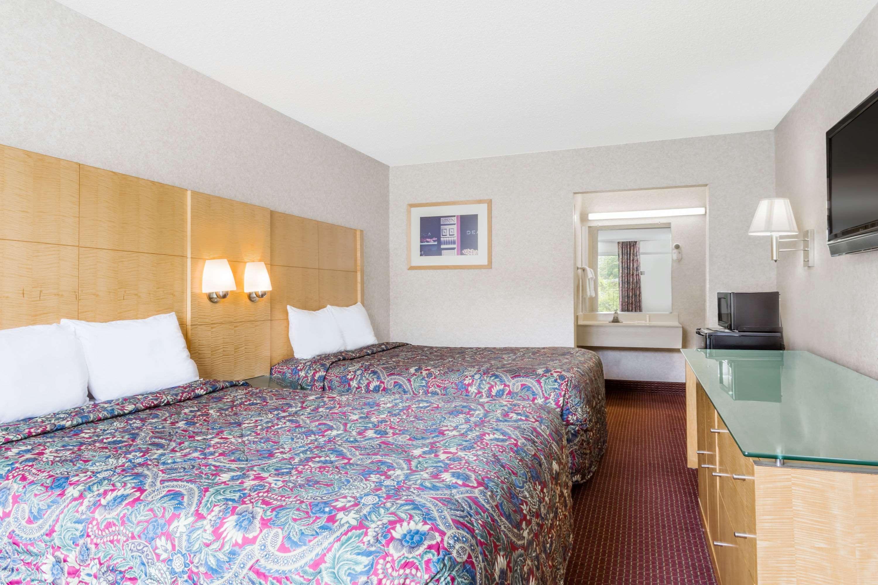 Days Inn By Wyndham Greensboro Airport Eksteriør bilde