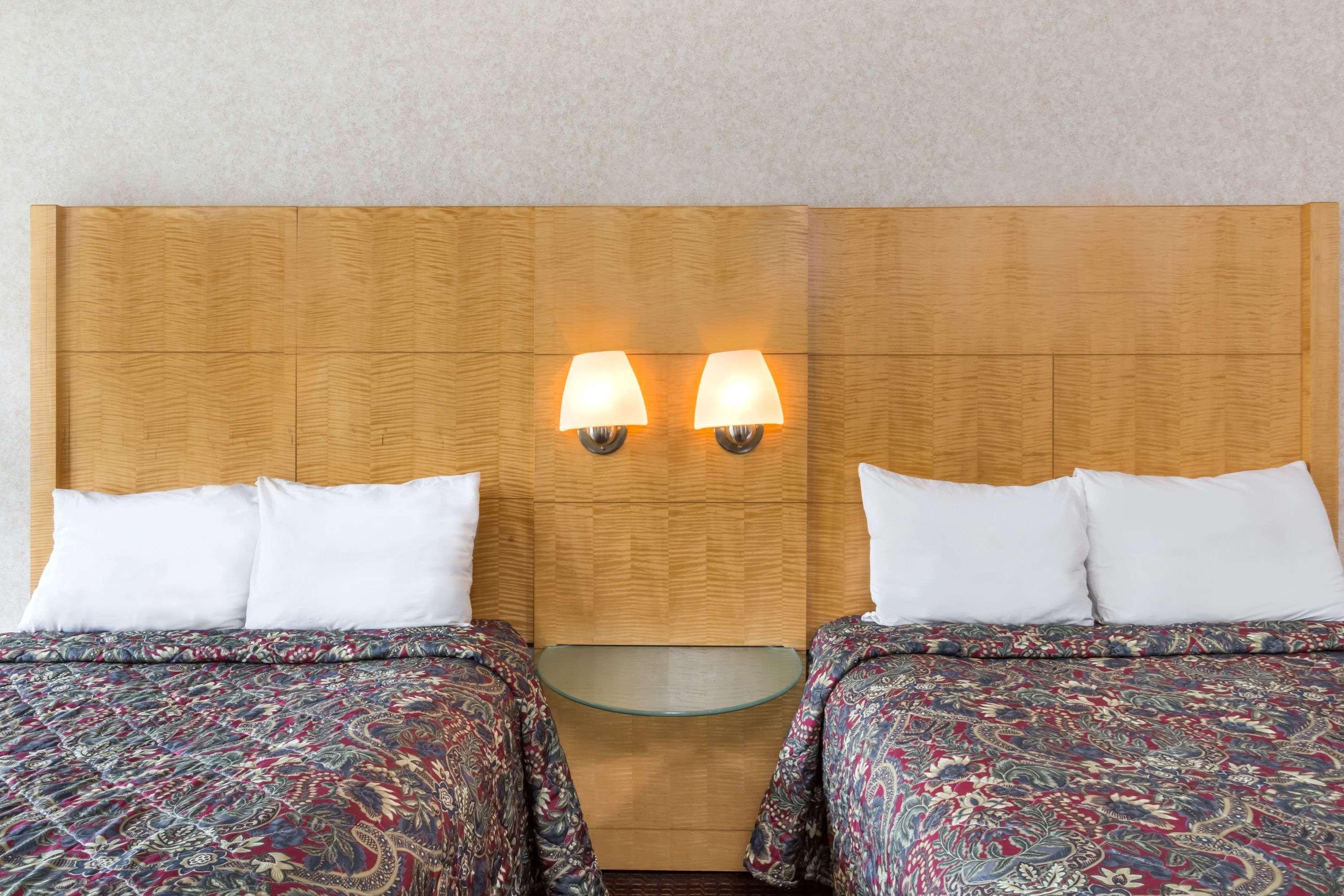 Days Inn By Wyndham Greensboro Airport Eksteriør bilde