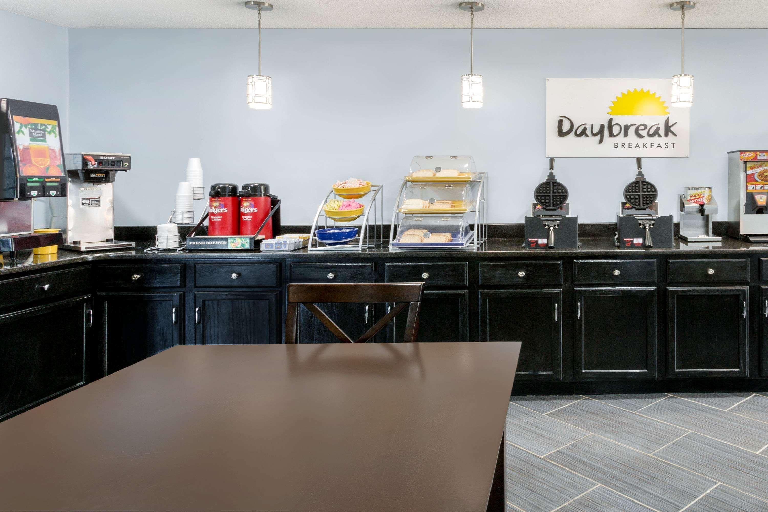 Days Inn By Wyndham Greensboro Airport Eksteriør bilde